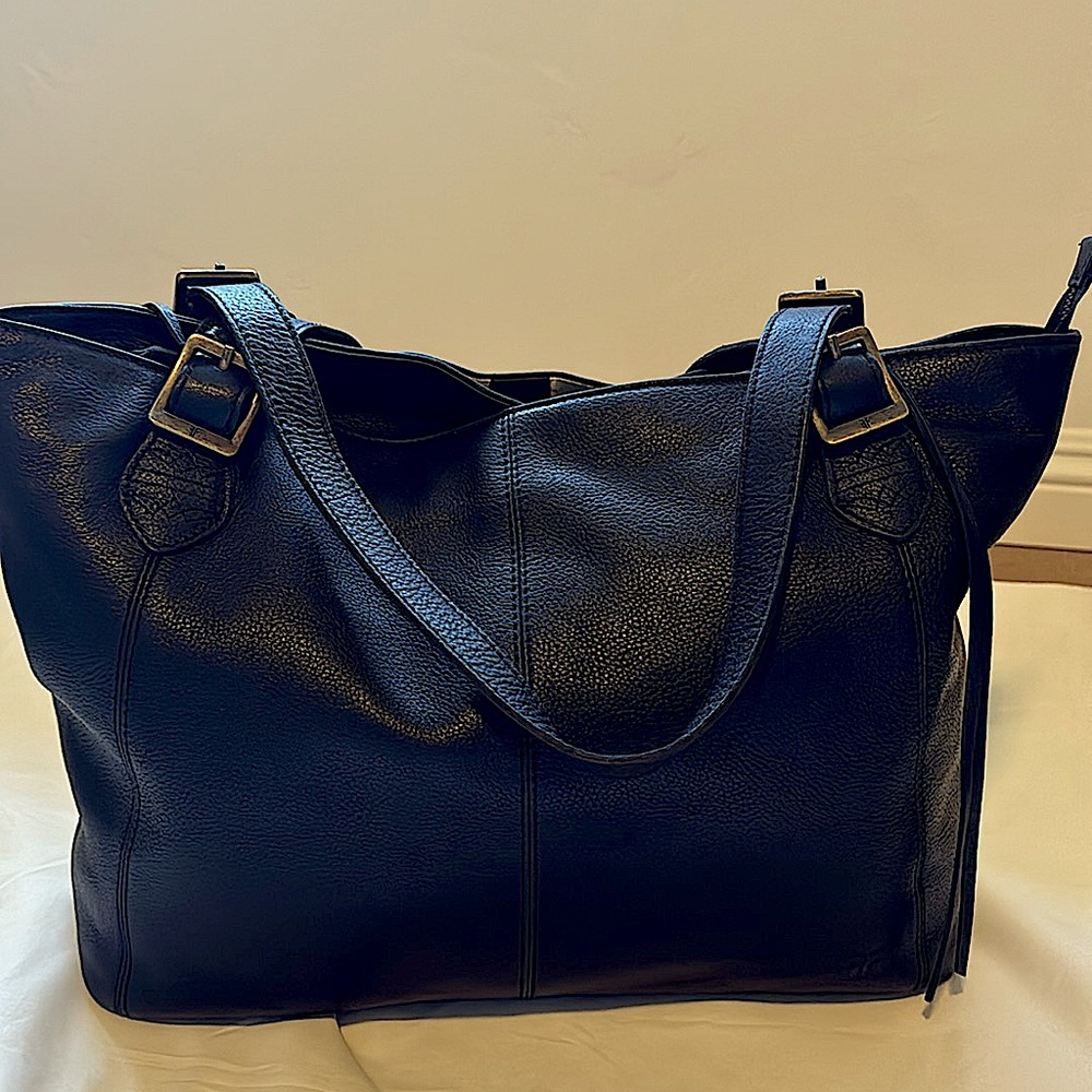 NWT FRYE CAELAN zipper tote. Genuine Leather. Black.